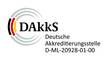 DAkkS-Logo mit sich überlappenden grauen Kreisen, einem Motiv der deutschen Flagge und dem Text: "DAkkS Deutsche Akkreditierungsstelle D-ML-20928-01-00".